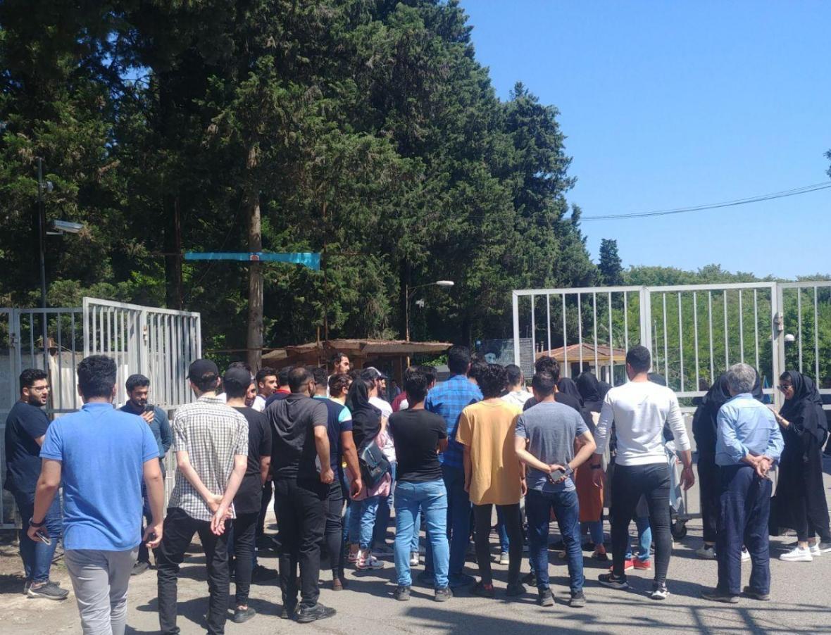 کارمندان و دانشجویان غیرانتفاعی شمال آمل در مقابل این دانشگاه کارمندان و دانشجویان غیرانتفاعی شمال آمل در مقابل این دانشگاه تحصن کردند