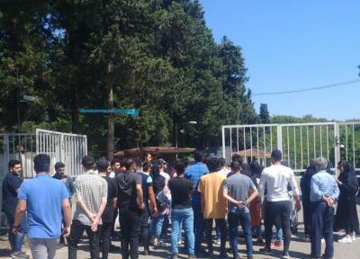 کارمندان و دانشجویان غیرانتفاعی شمال آمل در مقابل این دانشگاه تحصن کردند