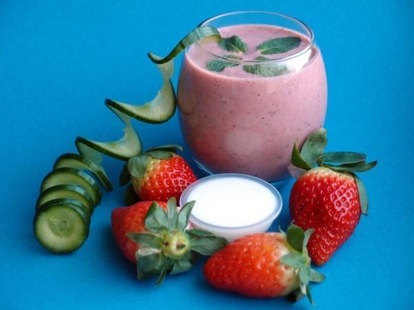 طرز تهیه اسموتی توت فرنگی و خیار کافی شاپی به 5 روش