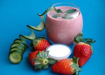 طرز تهیه اسموتی توت فرنگی و خیار کافی شاپی به 5 روش