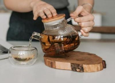 راهکاری برای دم کردن چای بدون لایه شناور براق روی سطح آن